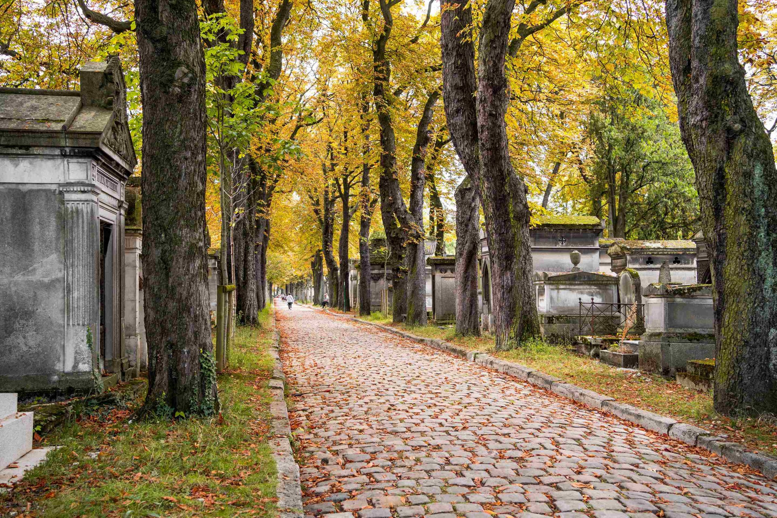 france-paris-pere-lachaise-walkway